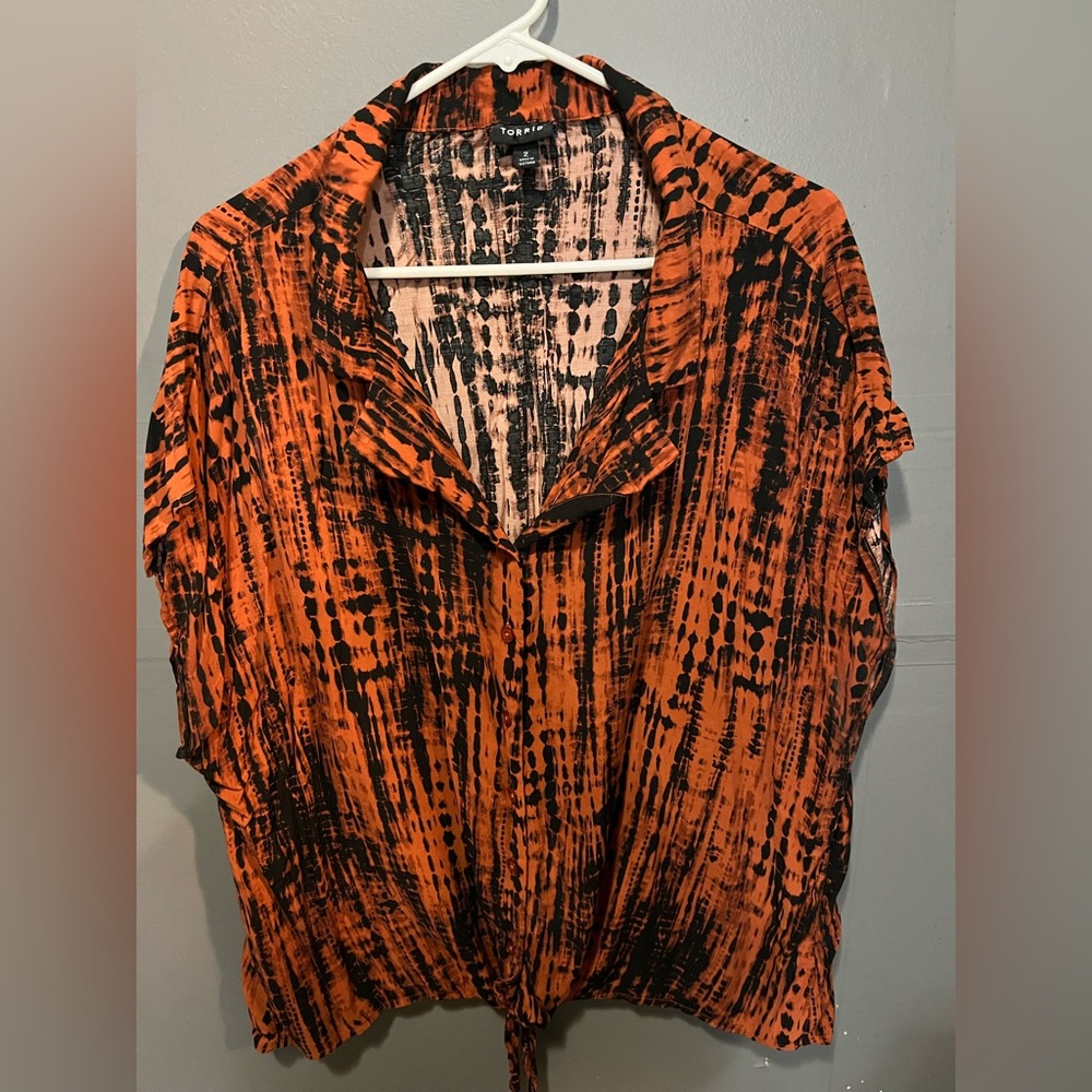 Torrid size 2 button up with a tie under the belly button